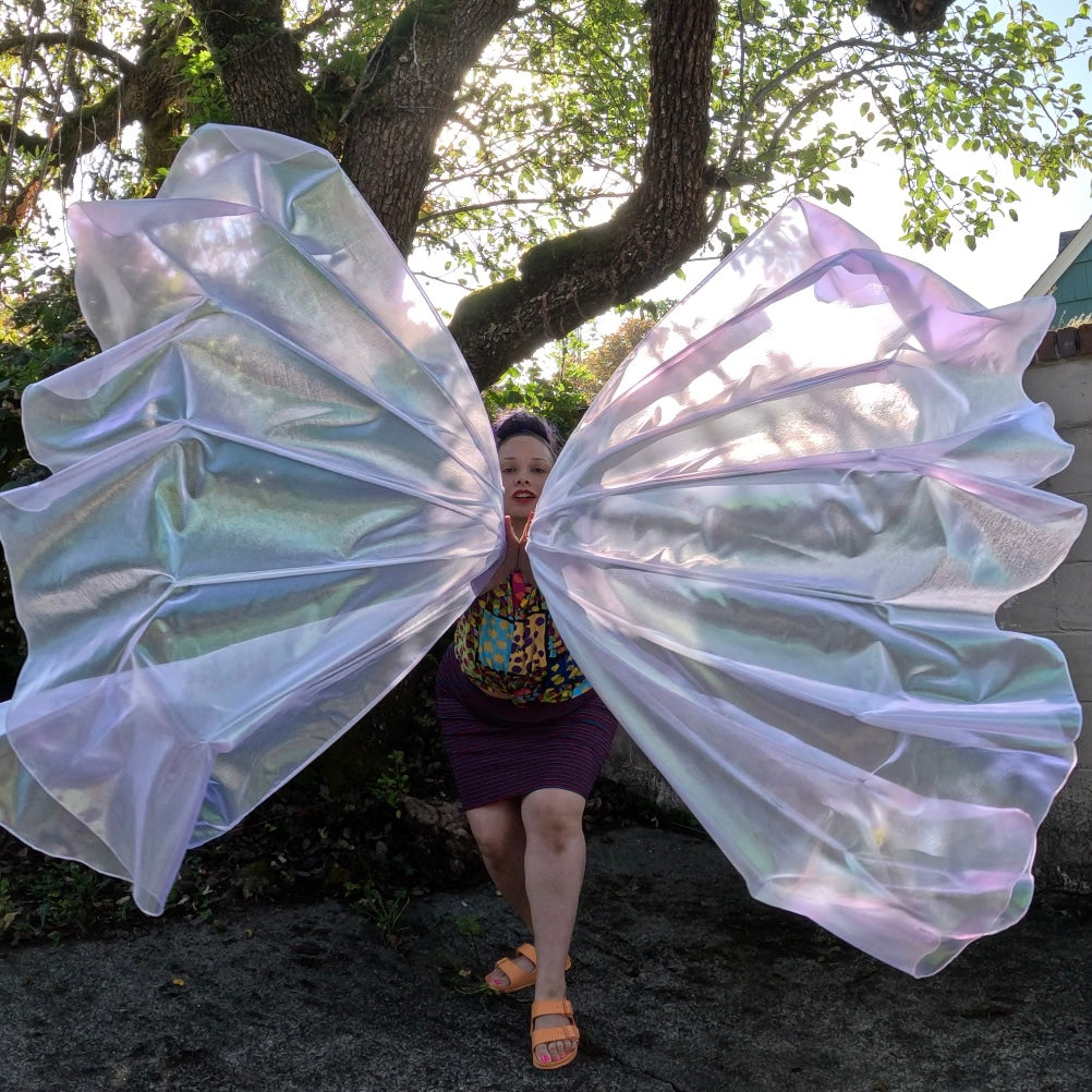 ✨PRE-ORDER✨Pearl Iridescent Lamé Fishbone Fans